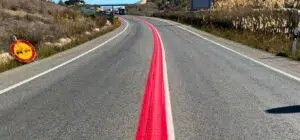 La DGT introduce lineas rojas en carreteras para reducir accidentes