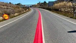 La DGT introduce lineas rojas en carreteras para reducir accidentes