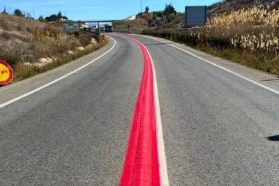 La DGT introduce lineas rojas en carreteras para reducir accidentes