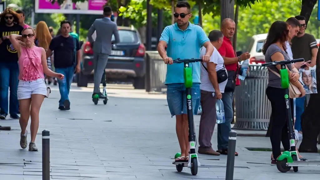 Nueva campana DGT para evitar patinetes en las aceras