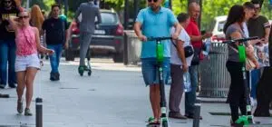 Nueva campana DGT para evitar patinetes en las aceras