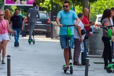 Nueva campana DGT para evitar patinetes en las aceras