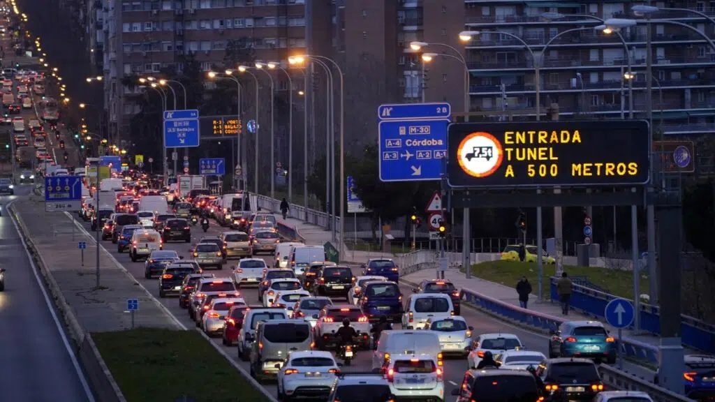 Madrid prohibe los coches sin etiqueta DGT en 2025